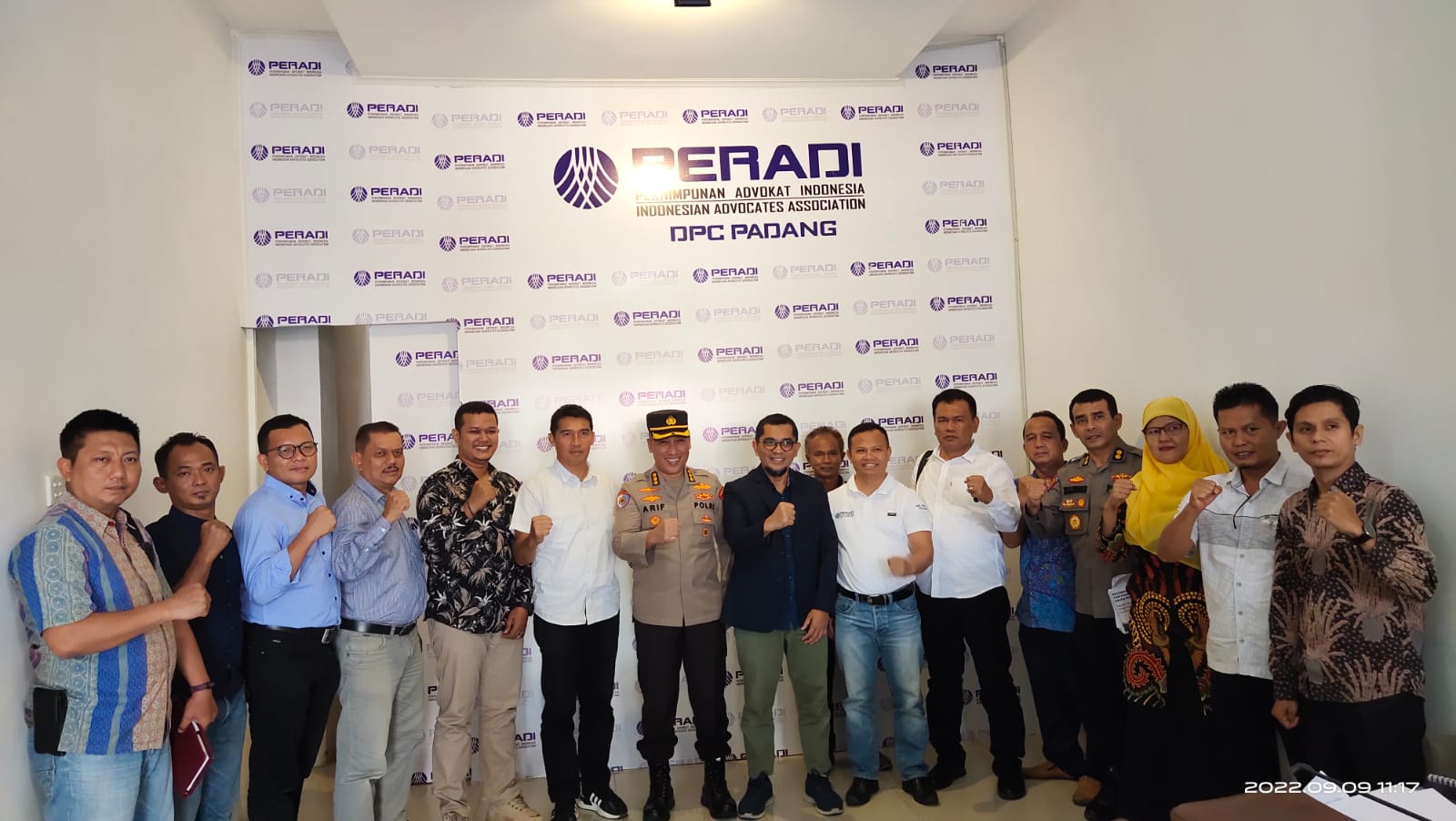 Irwasda Polda Sumbar Kombes Pol Arif Rahman Hakim, SH, Ketua Peradi Cabang, Miko Kamal, LL.M, Ph.D, dan peserta kegiatan Peningkatan Kapasitas Advokat, Jumat (9/9/2022) di Padang.