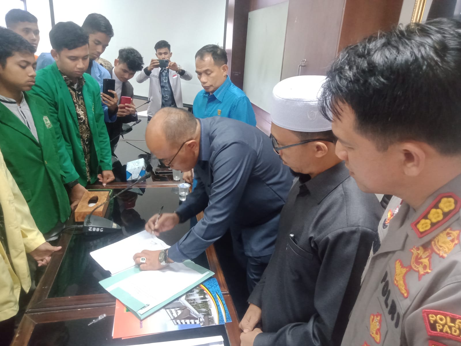 Ketua DPRD Sumbar, Supardi, menandatangani tuntutan mahasiswa diwakili BEM se Sumbar atas nama rakyat, Jumat (9/9/2022).