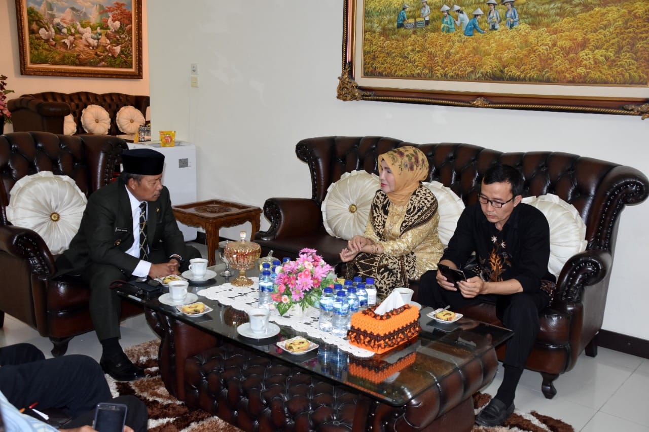 Bupati Agam, Andri Warman saat bersama Ketua Ikatan Minang Australia