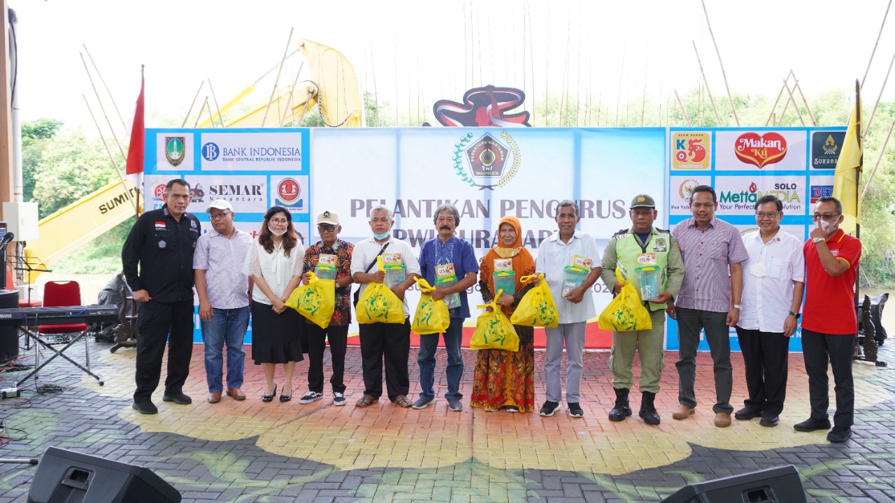 Penyerahan tali asih PWI Surakarta, sejalan dengan pelantikan pengurus PWI Surakarta, 2022-2027, Minggu (9/10/2022).