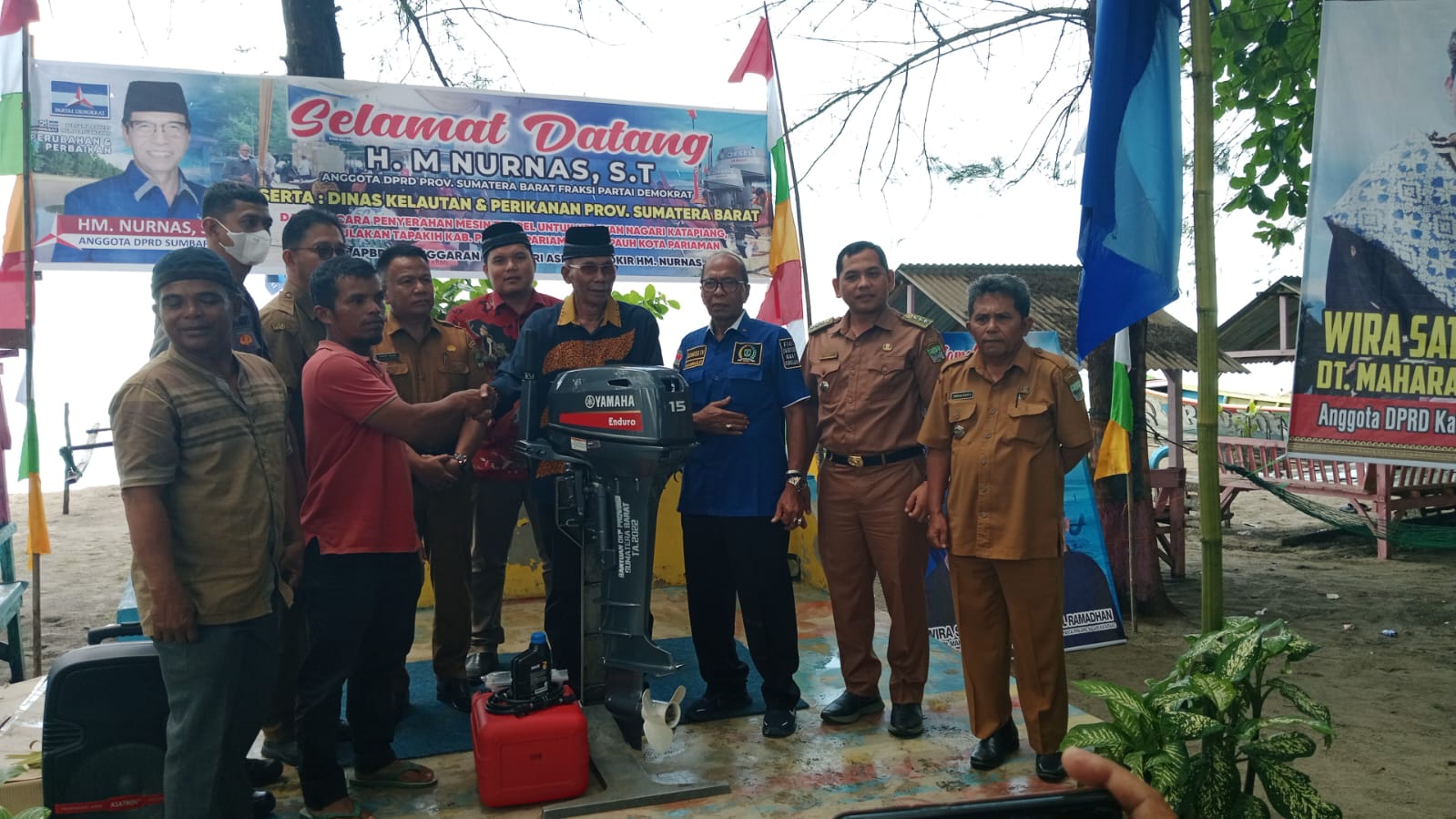 Penyerahan bantuan mesin tempel di Pasia Ketaping, kabupaten Padang Pariaman, untuk meningkatkan hasil tangkap nelayan, Senin(31/10/2022).