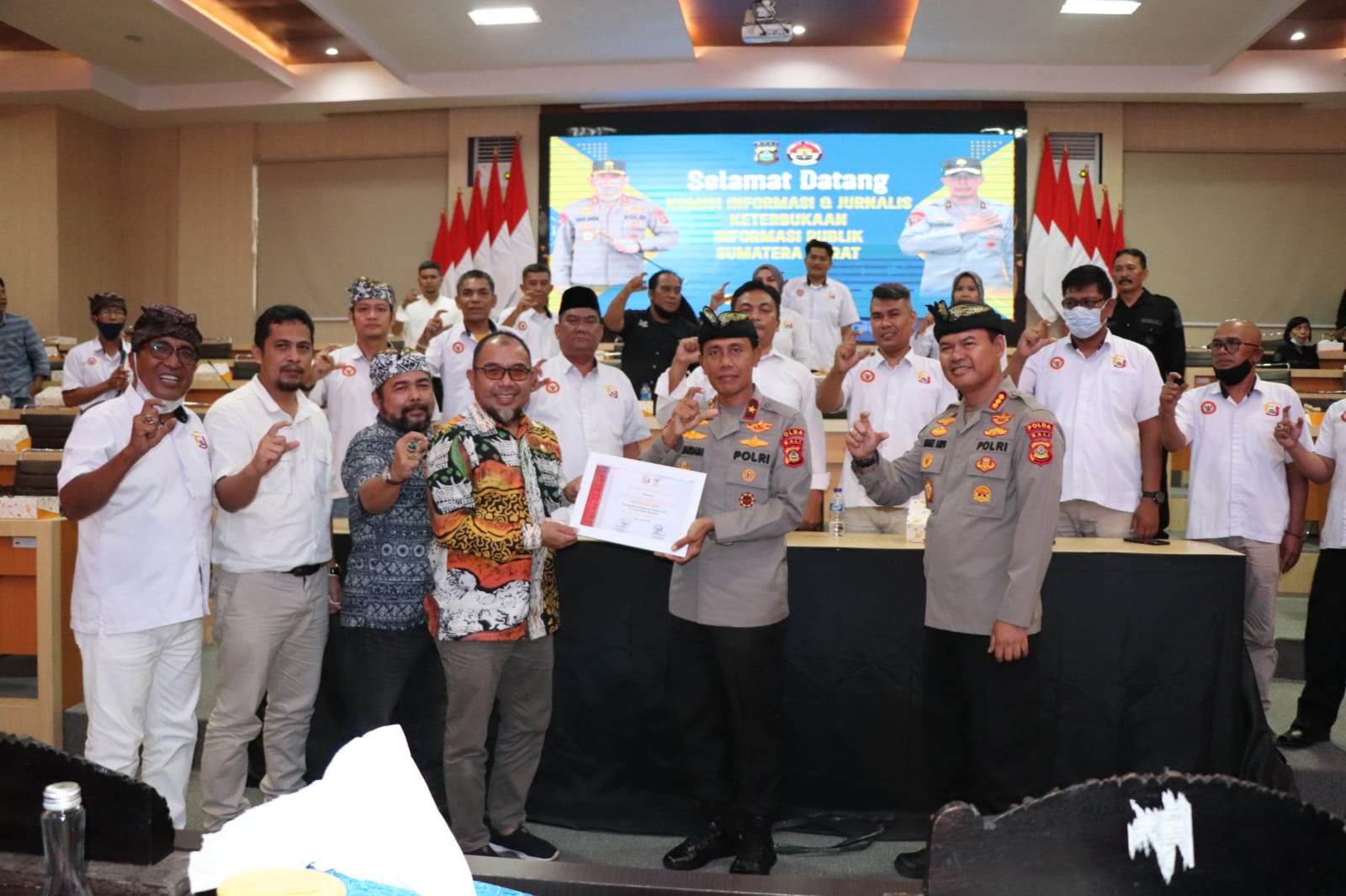 Komisioner KI Sumbar, Arif Yumardi menyerahkan penghargaan untuk Kapolda Bali, yang diterima Wakapolda Brigjen Pol I Ketut Suardana, Kamis (24/11/2022) di Bali.
