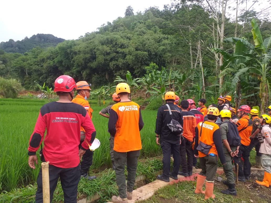 TRC Semen Padang Bantu Pencarian Korban Hilang di Desa Cijedil