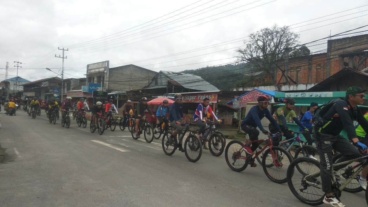 KET FOTO: Para pesepeda Tour de PDRI menikmati perjalanannya menuju Bidar Alam yang merupakan salah satu daerah yang berperan dalam sejarah PDRI di Solok Selatan, Rabu (14/12). KIKI NOFRIJUM