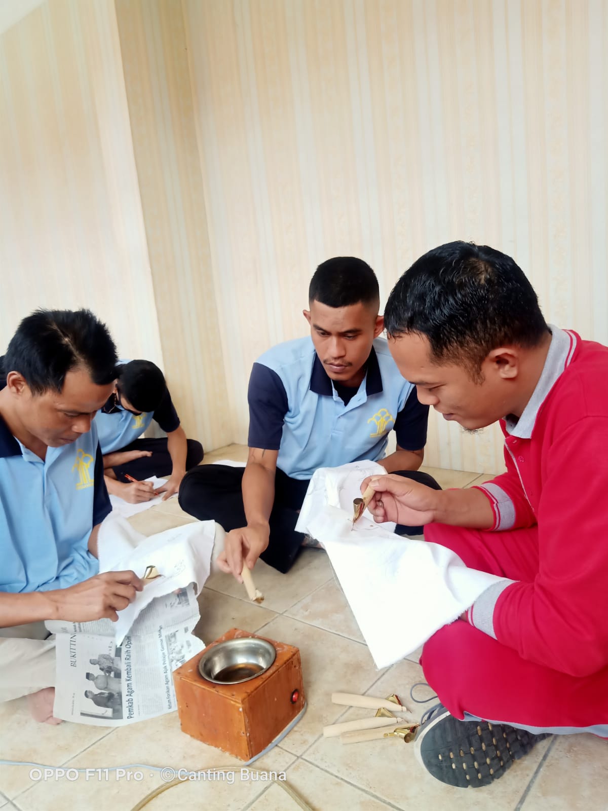 WBP Rutan Padang Panjang tampak praktek mencanting bersama instruktur Canting Buana Kreatif, Sabtu (17/12/2022).