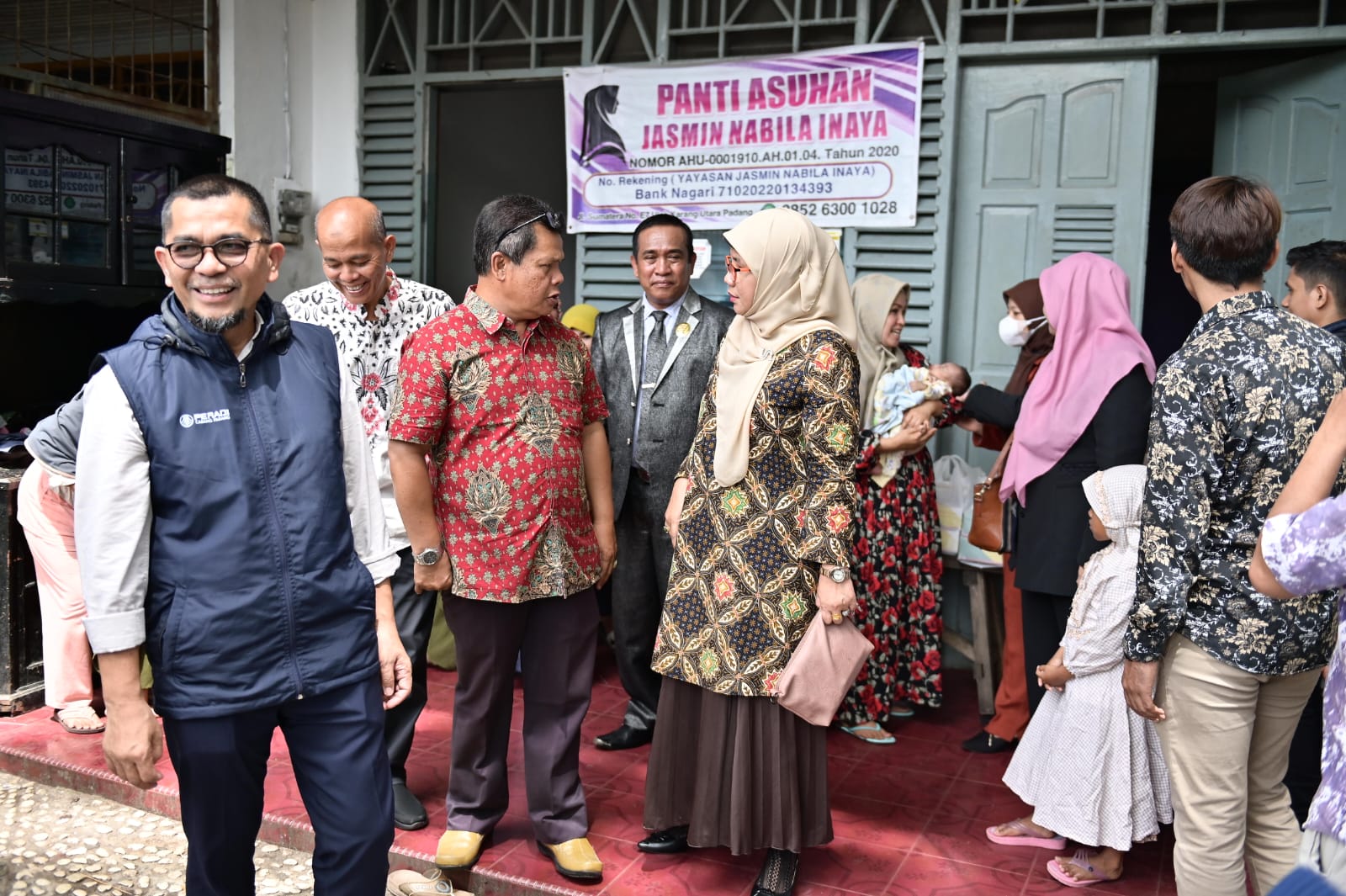 Ketua DPC Peradi Padang, Miko Kamal (kiri) dan rombongan saat barada di panti asuhan Jasmin Nabila Inaya, Ulak Karang, Padang, Rabu (21/12/2022).