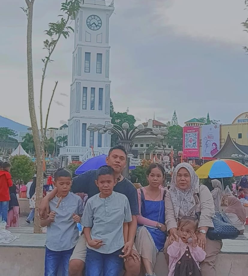 Keluarga wisatawan dari Palembang menikmati Jam Gadang Bukittinggi, Selasa (27/12/2022).