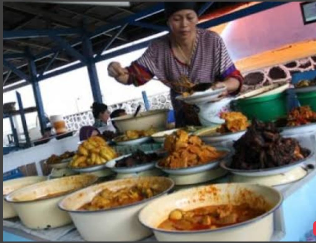 Pedagang Nasi Kapau di Pasa Lereang Bukittinggi, pada even Pedati XIi/2022.