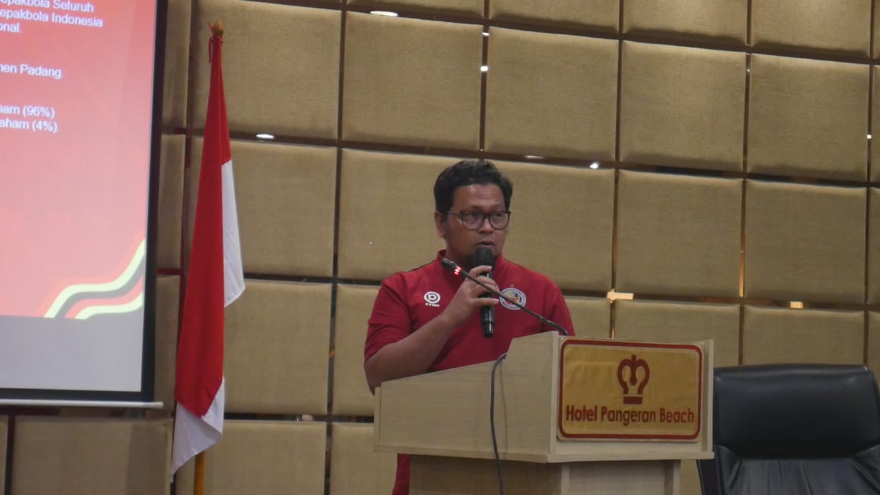 Manejer Semen Padang FC saat memaparkan profil Semen Padang FC kepada tim Risk Assessment Mabes Polri, di Pangeran Beach Hotel, Selasa (3/1/2023).