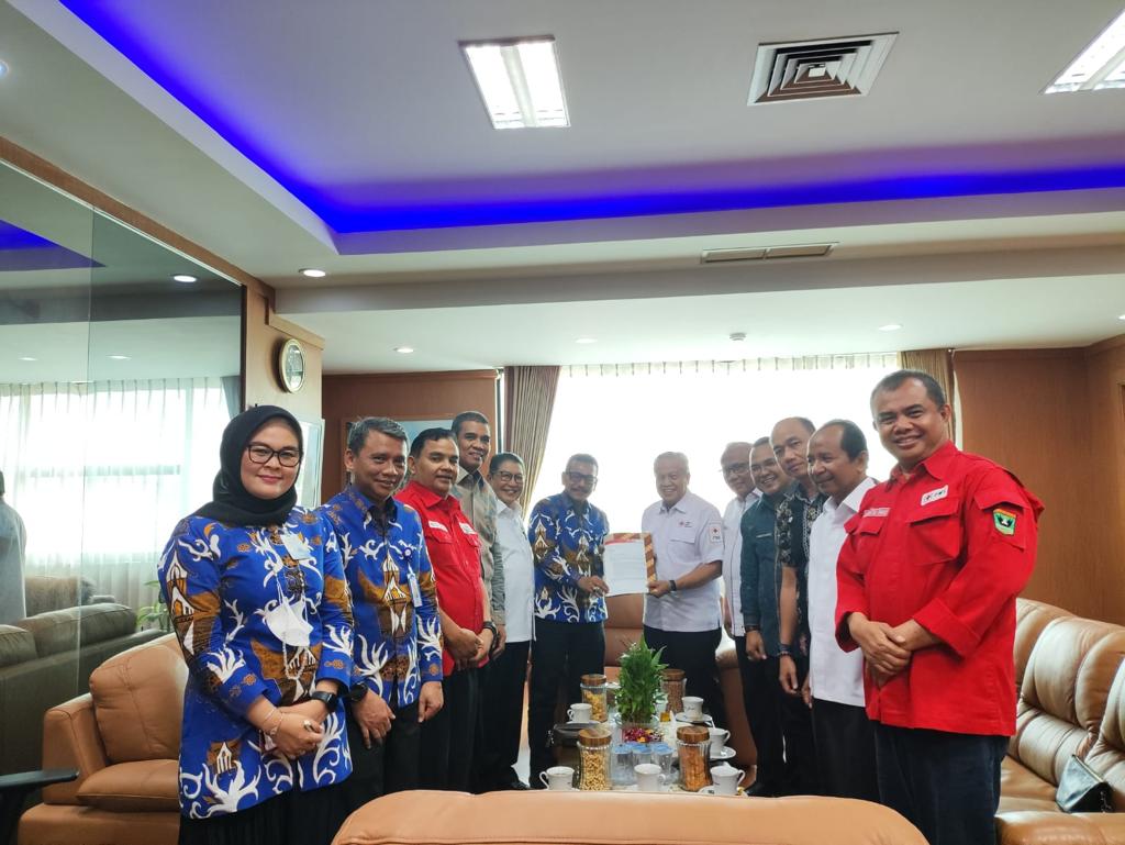 Teks foto: Para pengurus PMI Sumbar bersama Direksi Bank Nagari
