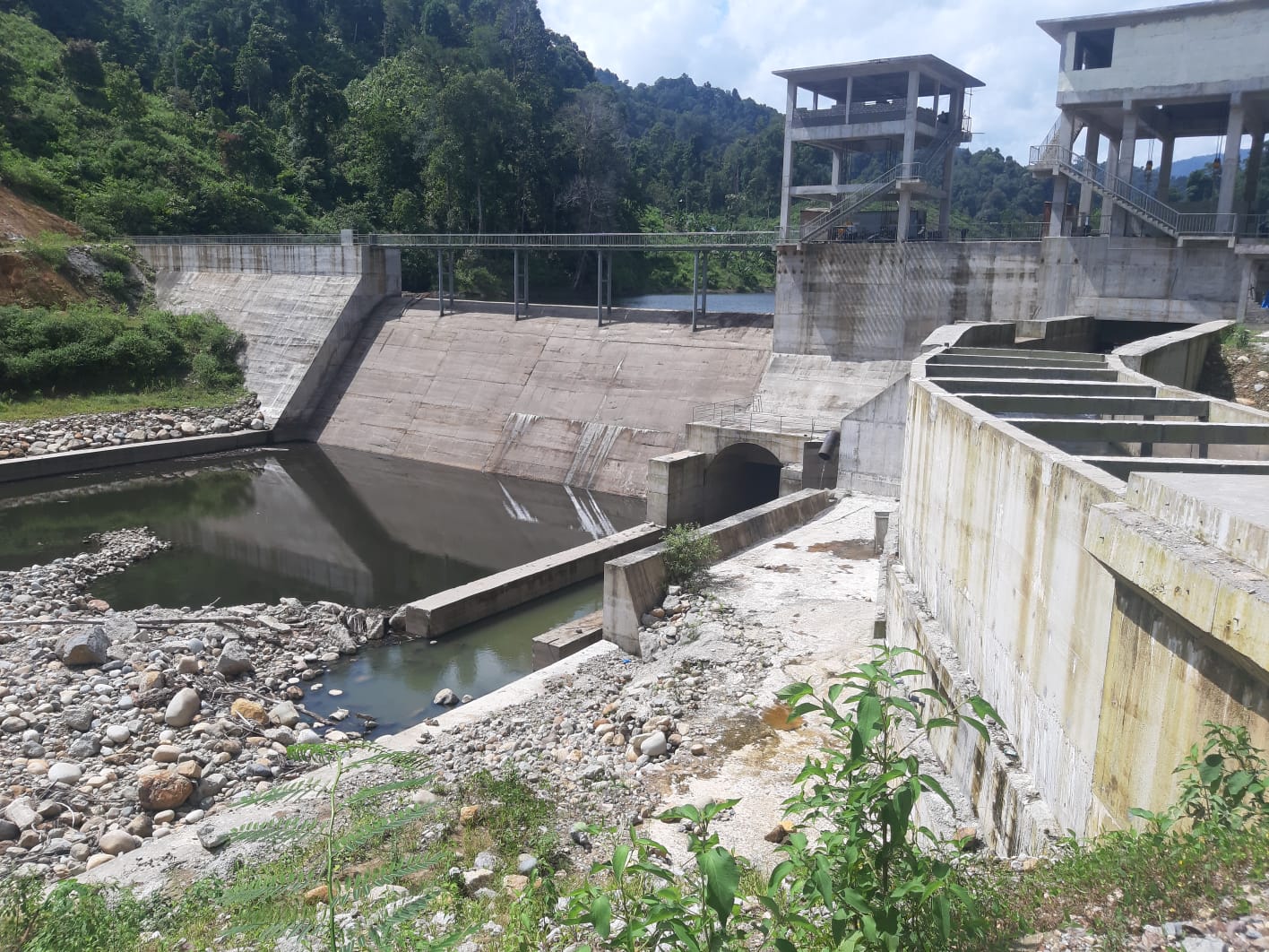 Bendung PLTMH PT Dempo Sumber Energi di sungai Batang Pelangai Gadang yang tidak dilengkapi dengan fishway.