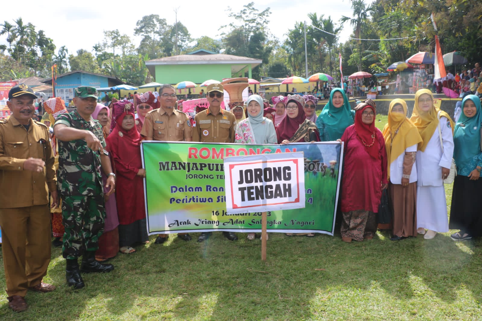 Peserta pawai Arak Iriang Adat Salingka Nagari Situjuah Batua, Kabupaten Limapuluh Kota.