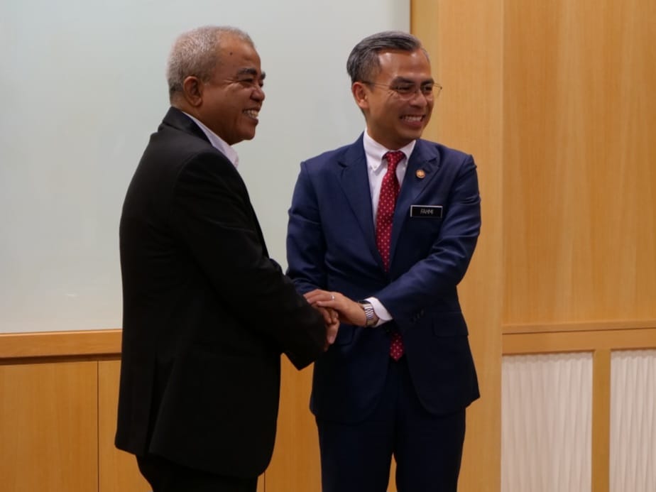 Menteri Komunikasi dan Digital Malaysia Fahmi Fadzil (kanan) dan Presiden Ikatan Setiakawan Wartawan Malaysia Indonesia (ISWAMI) Indonesia, Asro Kamal Rokan.