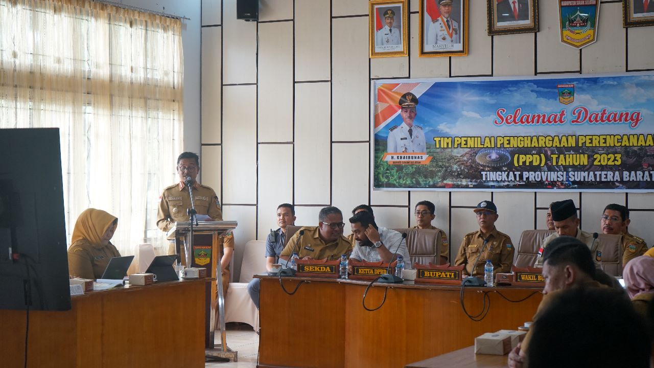 Bupati Solok Selatan, H Khairunas, memaparkan proses penyusunan dokumen Rencana Kerja Pemerintah Daerah (RKPD) Tahun 2023, didepan Tim penilaian PPD Provinsi Sumatera Barat, Selasa (24/1/2023). (Foto : Istimewa). 