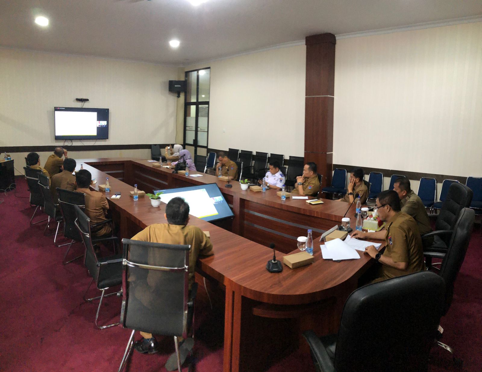 Pj Wali Kota Payakumbuh dan sejumlah pejabat daerah mengikuti Rakor di Kemendagri melalui zoom meeting, Selasa (24/1/2023).