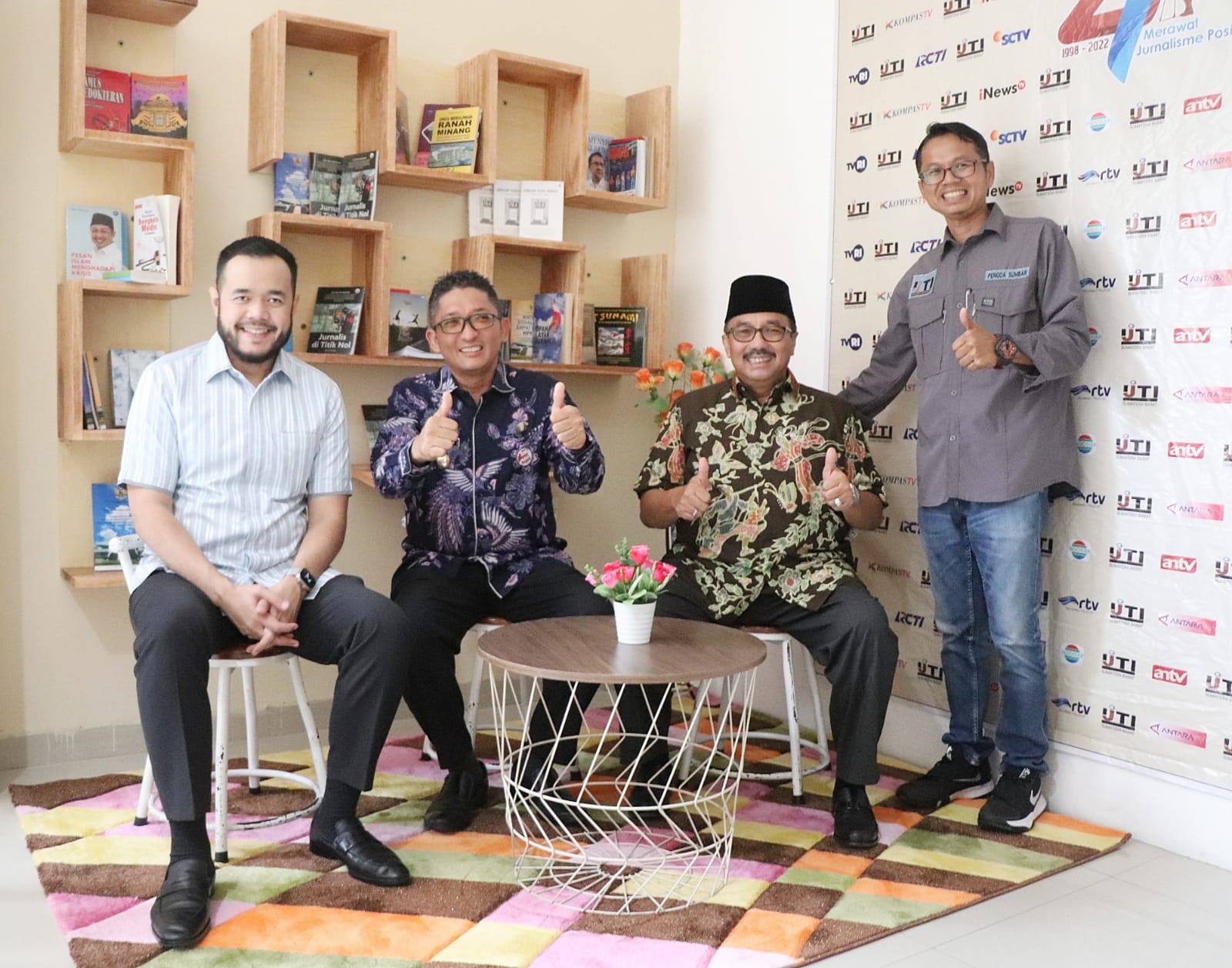 Tiga kepala daerah di Sumbar (duduk) meriahkan peresmian sekretariat IJTI, didampingi Ketua IJTI Sumbar, Defri Imung Mulyadi. (Foto : Istimewa).