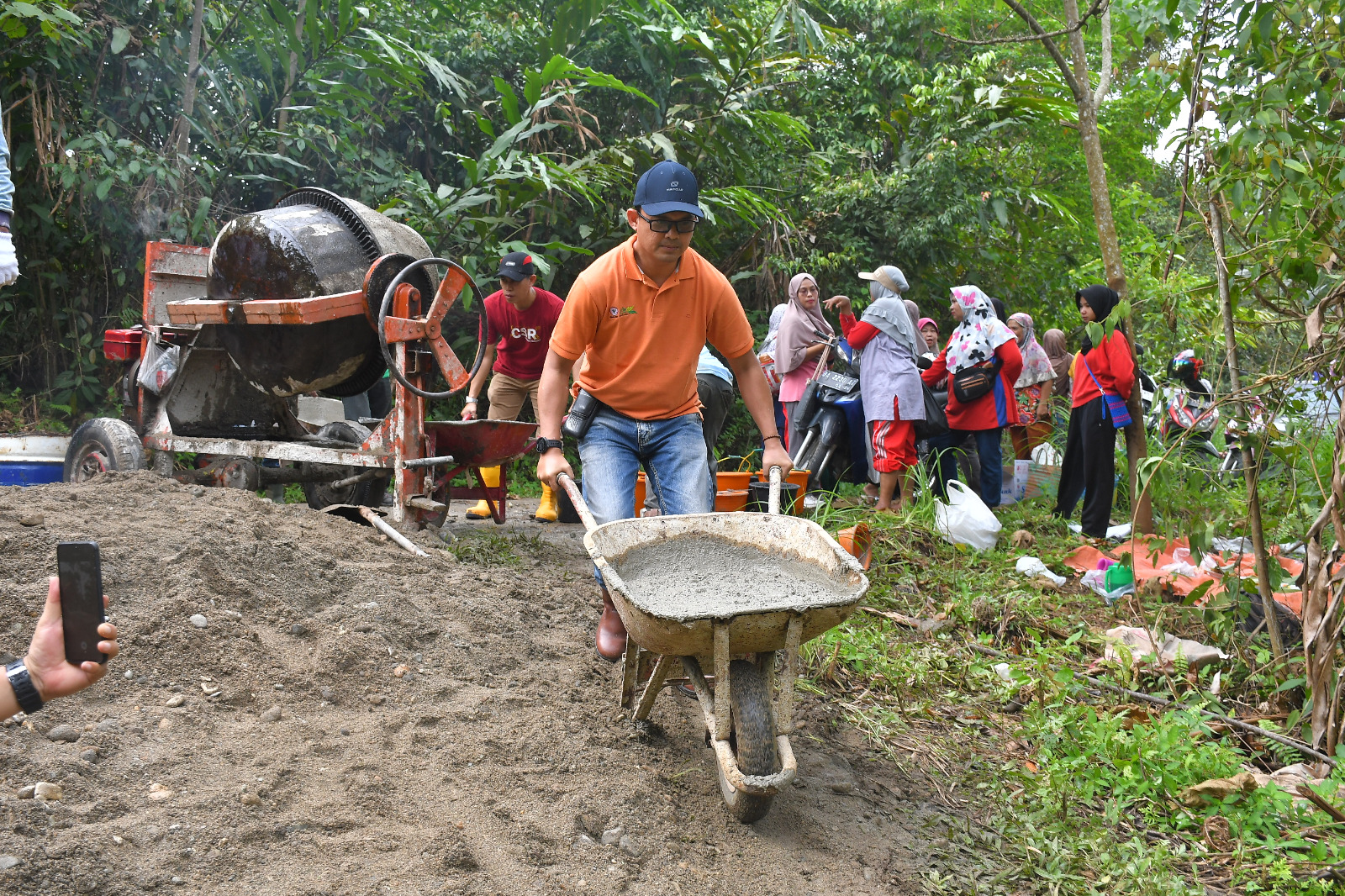 Warga bergotong-royong bersama Semen Padang melakukan betonisasi jalan Bukit Gaduik Ketek