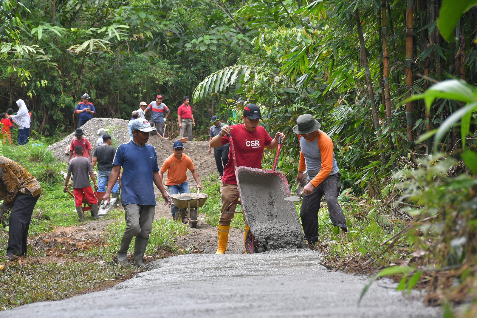 Bersama warga, pihak Semen Padang membantu betonisasi jalan.