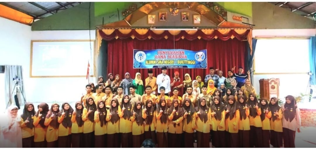 Alumni SMA 1 Bukittinggi serahkan Beasiswa. (Foto : ist).