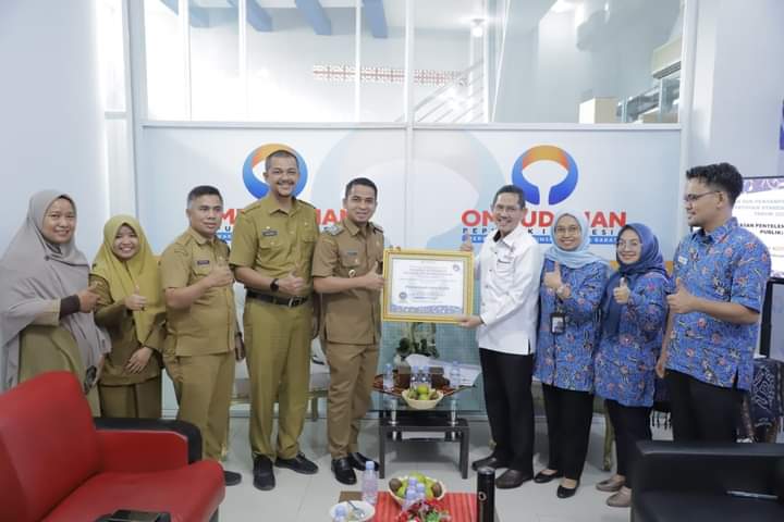 Wakil Wali Kota Solok, Ramadhani Kirana Putra, menerima penghargaan dari Ombudsman Perwakilan Sumbar, Selasa (14/2/2023). (Foto : Zulnazar).