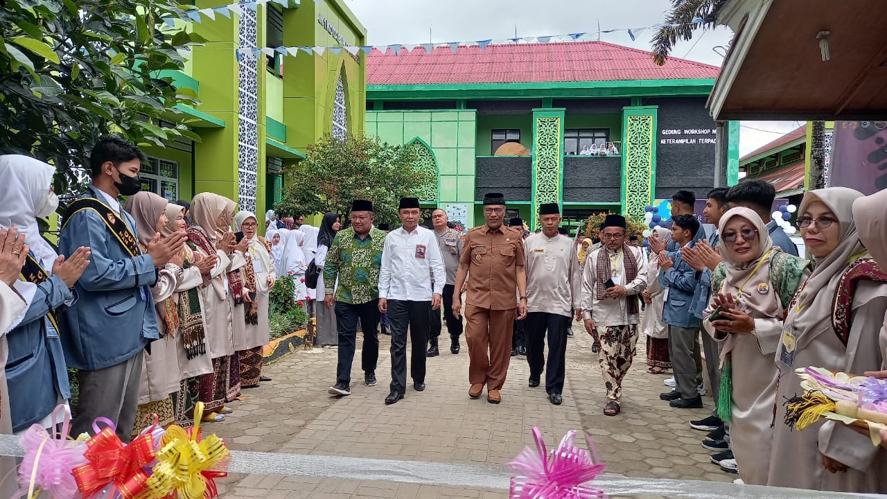 Foto Wakil Walikota Marfendi hadiri Milad ke 45 MAN satu Bukittinggi, Selasa (14/2/2023).