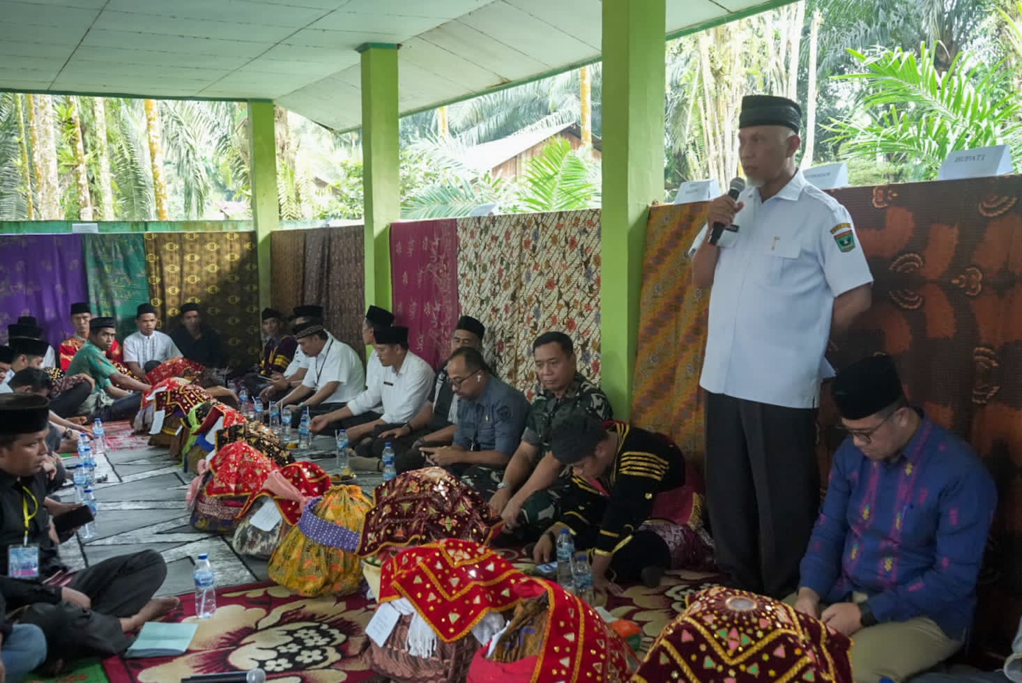 Gubernur Sumbar Mahyeldi, saat menghadiri acara Bakaua Adat di Nagari Sungai Batuang, Kecamatan Kamang Baru, Kabupaten Sijunjung, Rabu (15/3/2023).