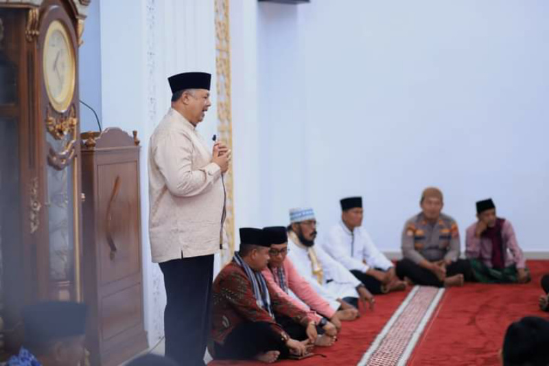 Wali Kota Solok, Zul Elfian Umar ketika sampaikan sambutan saat syukuran  selesainya dibangun kembali Masjid Nurus Sakinah Kelurahan Nan Balimo Kota Solok. (Zulnazar)