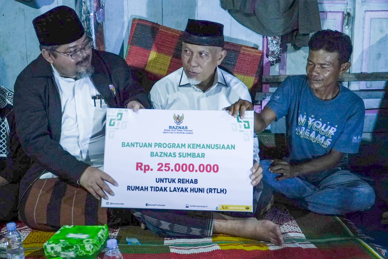 Penyerahan bantuan korban kebakaran. Foto ist.