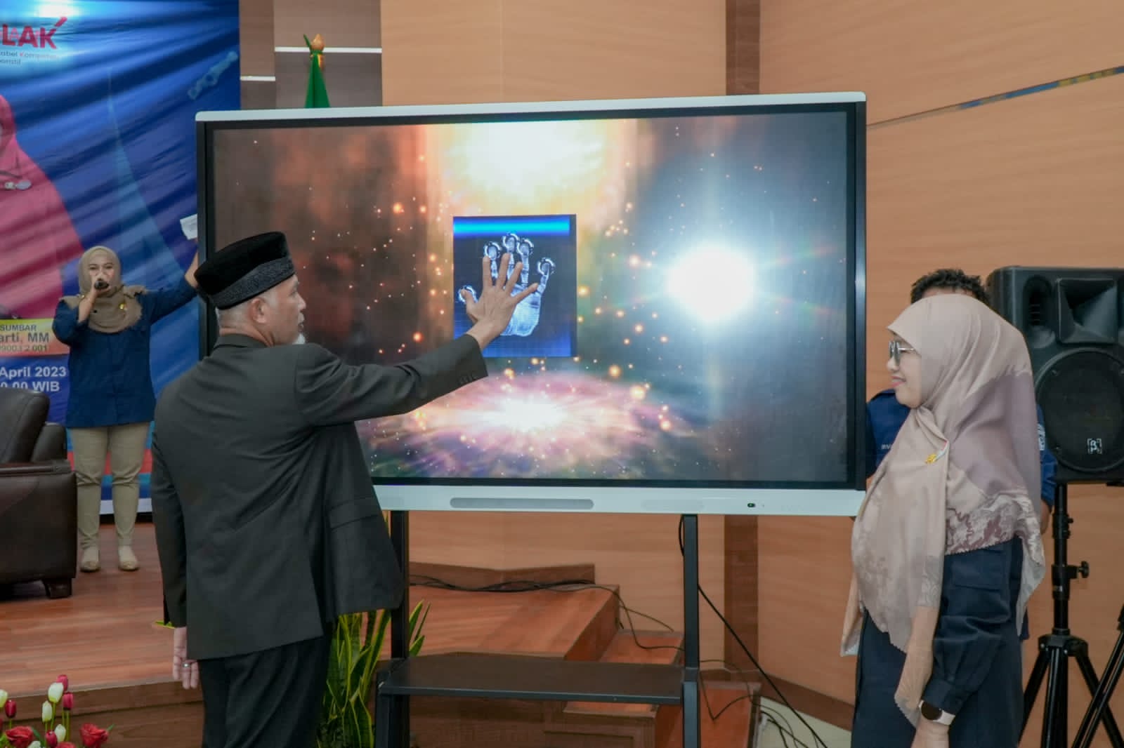 Gubernur Sumbar Mahyeldi meluncurkan Program Kamis Belajar (MisBela) berbasis digital bagi ASN, Kamis (6/4/2023) di Padang.