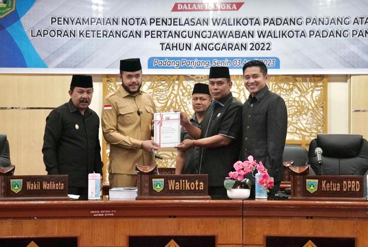 Wako Padang Panjang, Fadly Amran menyerahkan LKPj 2022 kepada Ketua DPRD Mardiansyah. Foto istimewa.