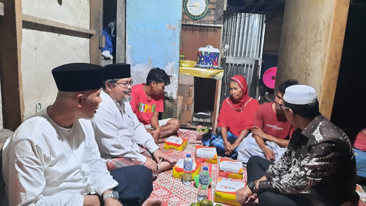 Gubernur Mahyeldi bersama rombongan saat singgah sahur di rumah Erlina (50), warga Dusun Binasi Desa Marunggi Kecamatan Pariaman Selatan Selasa (11/4) dini hari. Foto Yose.