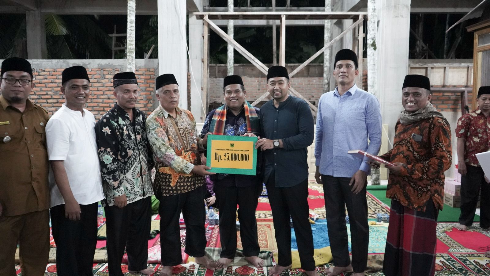 Wagub Sumbar Audy Joinaldy, dan Bupati Padang Pariaman Suhatri Bur, setelah sholat isya tarawih dan witir serta menyerahkan bantuan untuk Masjid Raya Sikabu.