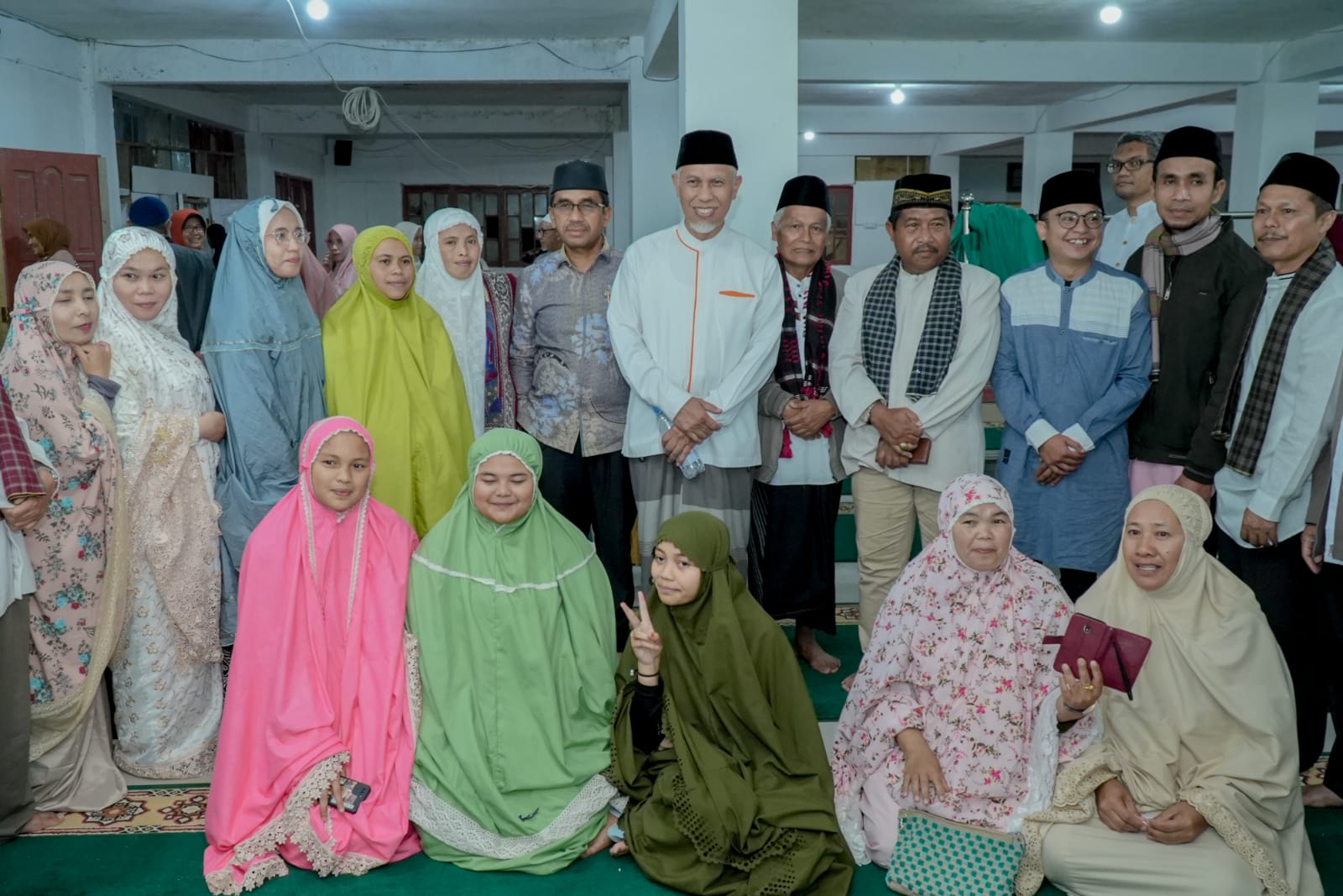 Gubernur Mahyeldi (tengah) saat safari ramadhan di Masjid Nurul Iman Pondok Pesantren M. Natsir, Nagari Alahan Panjang, Kecamatan Lembah Gumanti Kabupaten Solok, Kamis (13/4/2023). Foto humas.