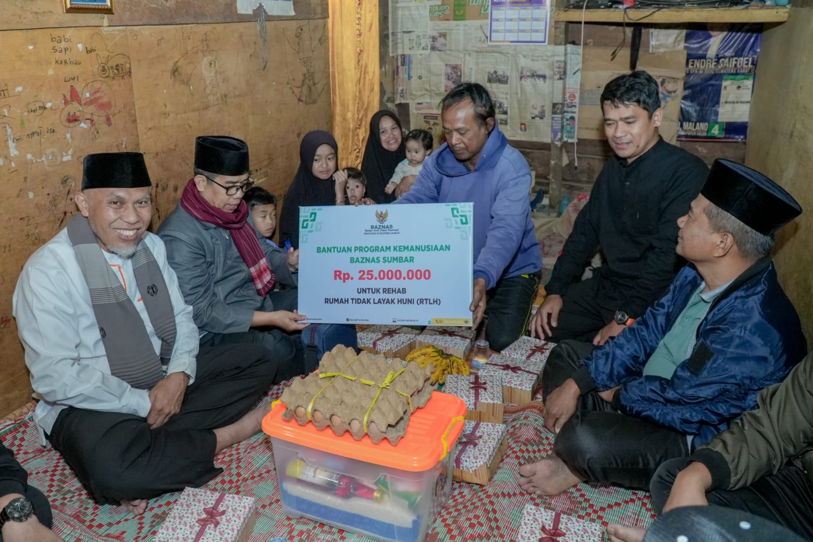 Gubernur Mahyeldi menyerahkan bantuan rehap rumah saat kunjungan ke rumah warga Jorong Tabek, Kenagarian Talang Babungo, Kecamatan Hiliran Gumanti Kabupaten Solok. (Foto david-humas)