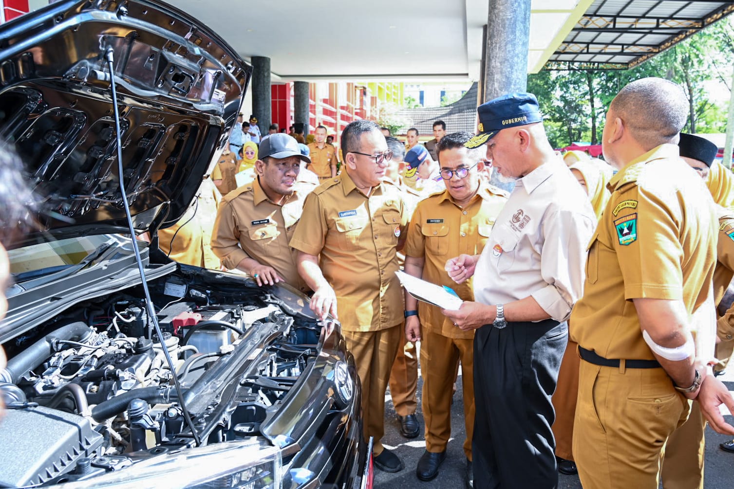 Gubernur Sumbar Mahyeldi, memeriksa kendaraan dinas pemprov Sumbar, Selasa (18/4/2023) di Padang. 