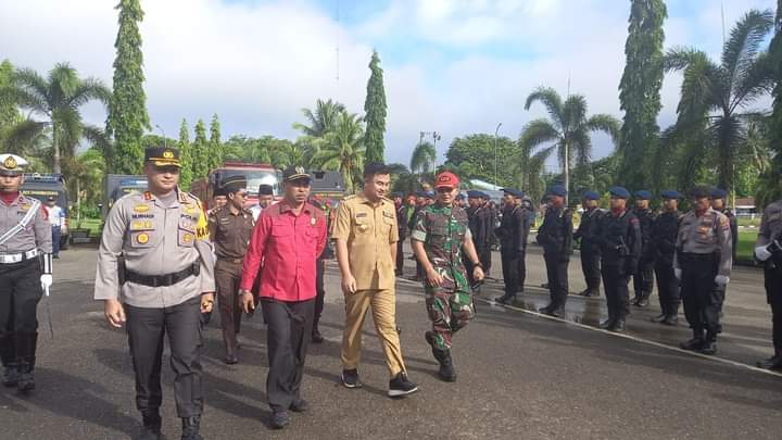 Kapolres, Ketua DPRD, Bupati, dan Dandim, saat pemeriksaan pasukan, ketika digelarnua apel pasukan. (Syaiful hanif)