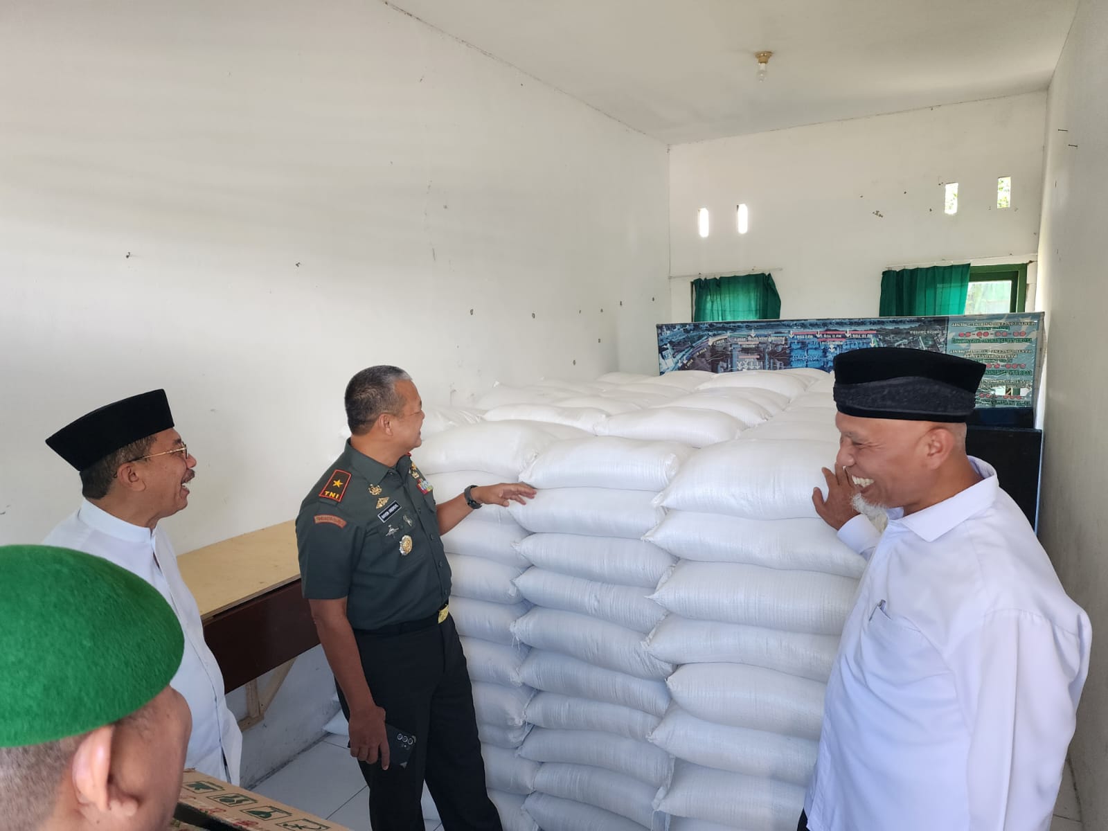 Gubernur Sumatera Barat, Mahyeldi Ansharullah menyerahkan bantuan beras kepada keluarga Prajurit Satgas Pamtas Papua asal Yonif 133/Yudha Sakti Padang.