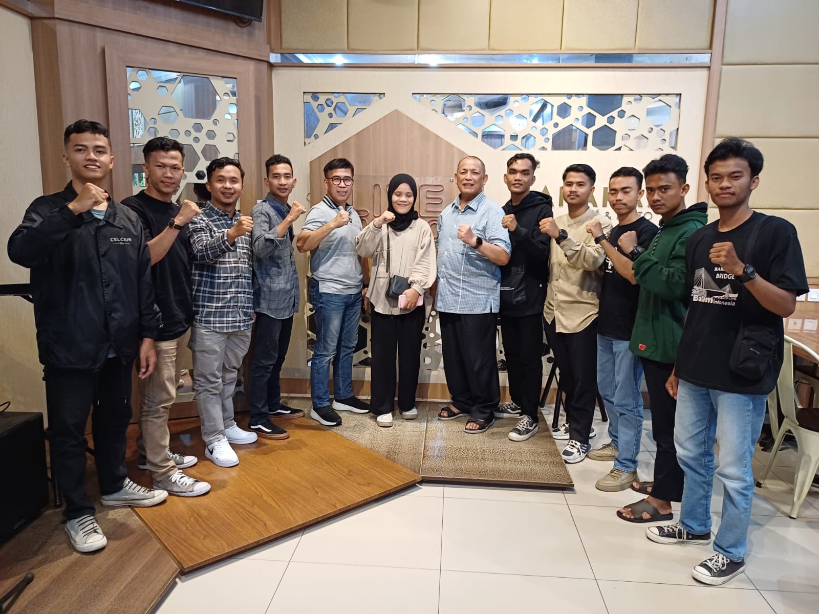 Alirman Sori dan Syafrizal Ucok, bersama mahasiswa asal Pesisir Selatan, Kamis (27/4/2023) di Padang.