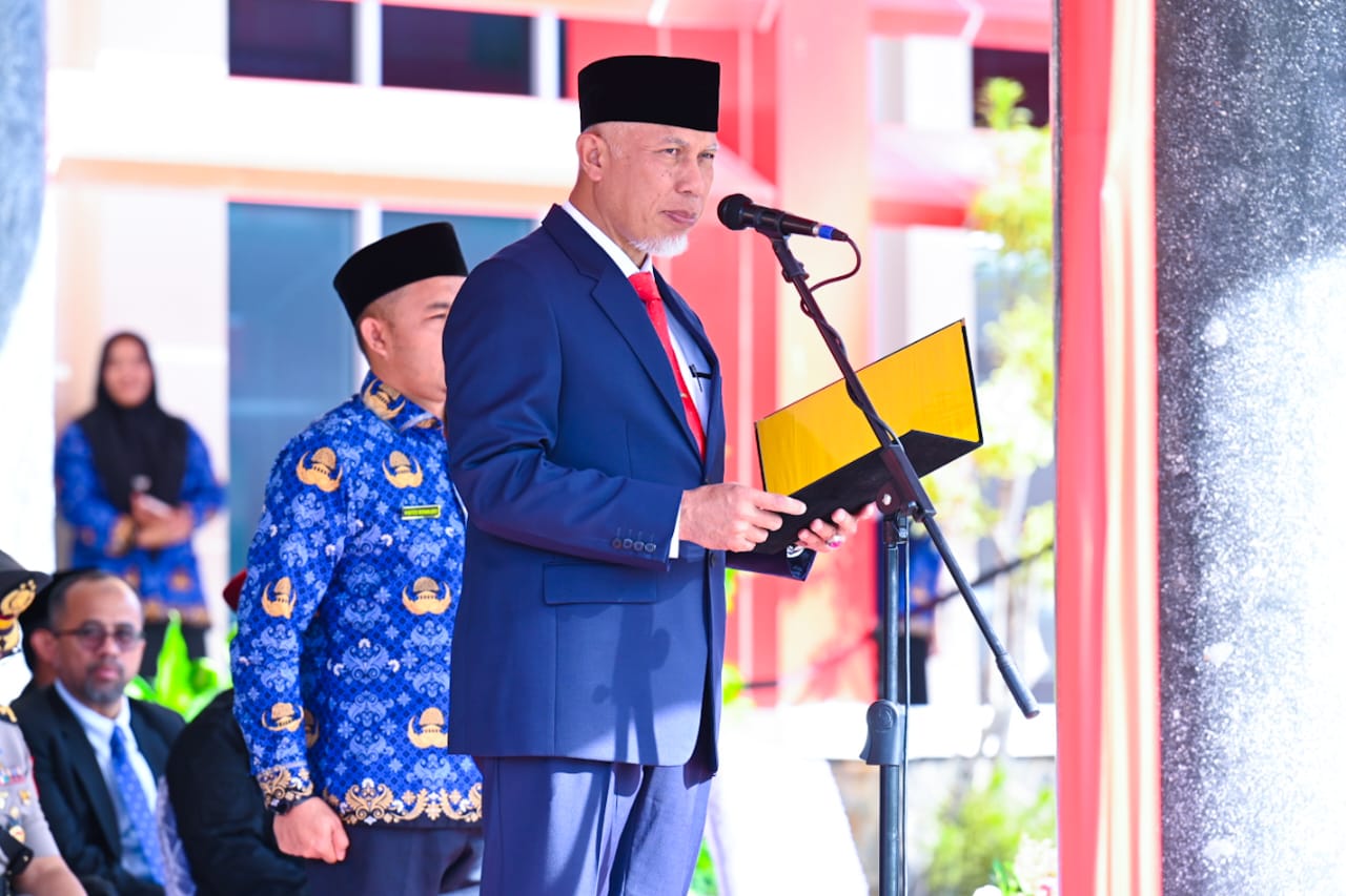 Gubernur Sumbar Mahyeldi saat menjadi Inspektur Upacara Peringatan Hari Otonomi Daerah KE XXVII Provinsi Sumatera Barat Tahun 2023 di Lapangan Halaman Kantor Gubernur, Sabtu (29/4/2023).