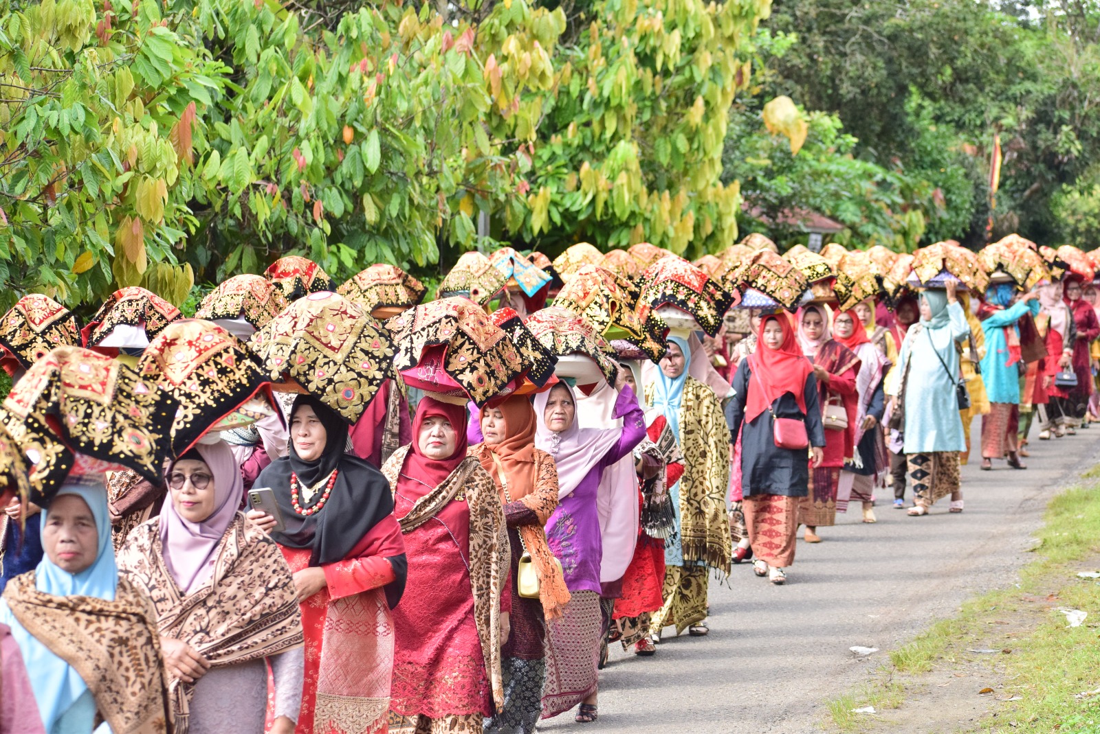Pawai Budaya masyarakat Sungayang dalam kegiatan bertajuk "Rang Sungayang Mangiak Olek" di Nagari Sungayang, Kab. Tanah Datar, Sabtu (29/4/2023). F/Rafel Adeldo