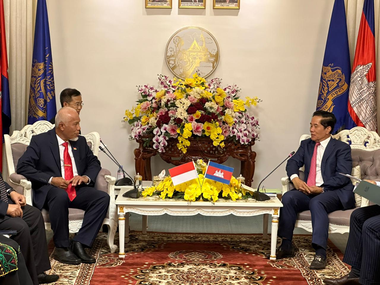 Gubernur Sumbar, Mahyeldi dan Perdana Menteri Kamboja. Foto Adpsb.