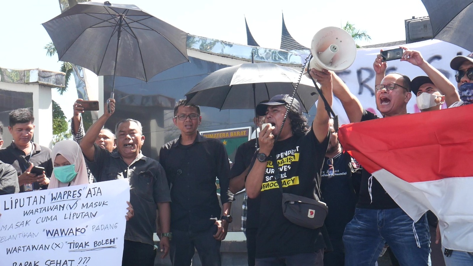 Demo Koalisi Wartawan Anti Kekerasan (KWAK) di Kantor Gubernur Sumbar