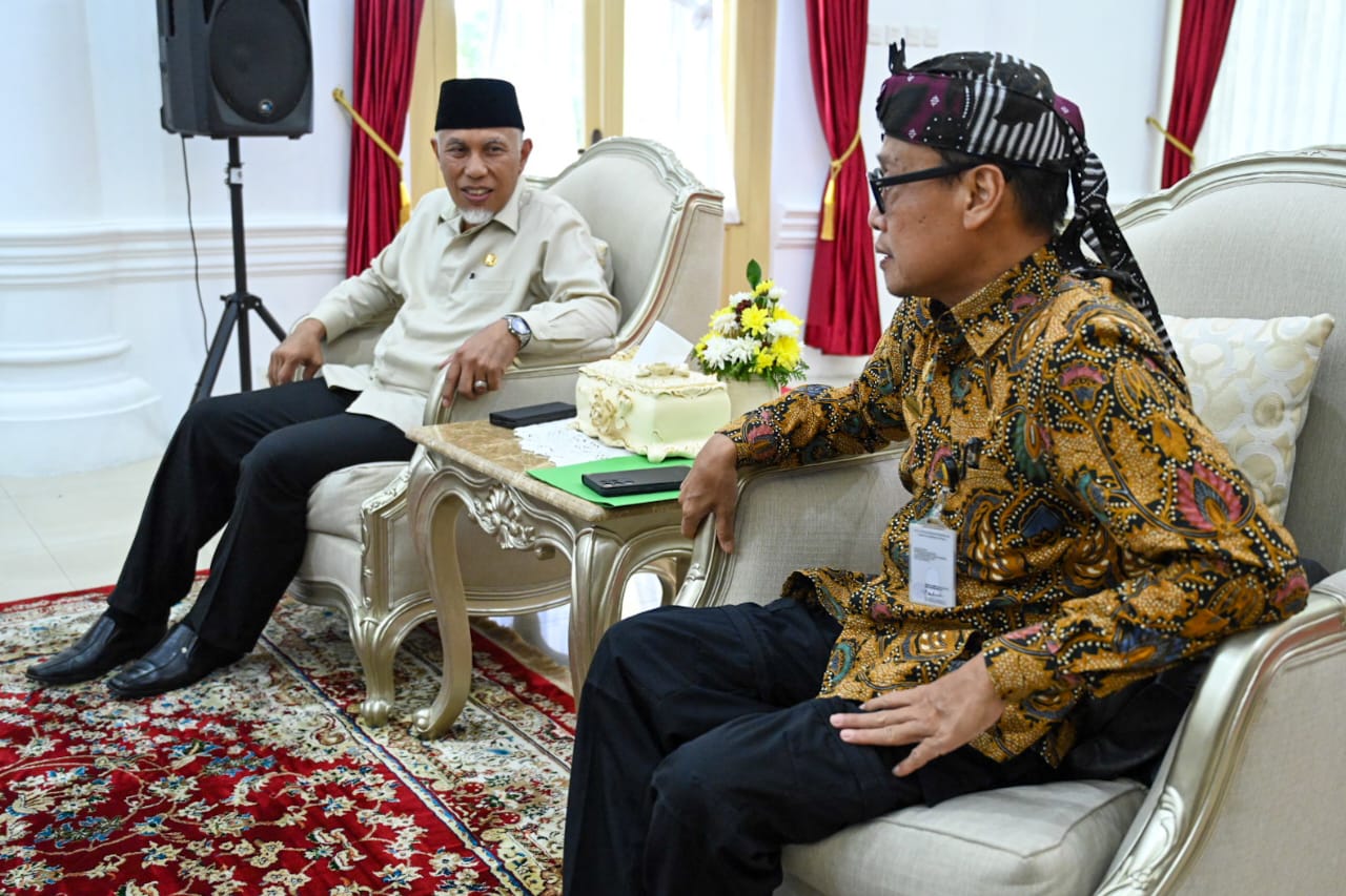 Kepala BPPSDMP Kementerian Pertanian RI, Dedi Nursyamsi temui Gubernur Sumatera Barat, Mahyeldi Ansharullah di Istana Gubernur, Padang, Jumat (12/5/2023). Foto Adpsb.