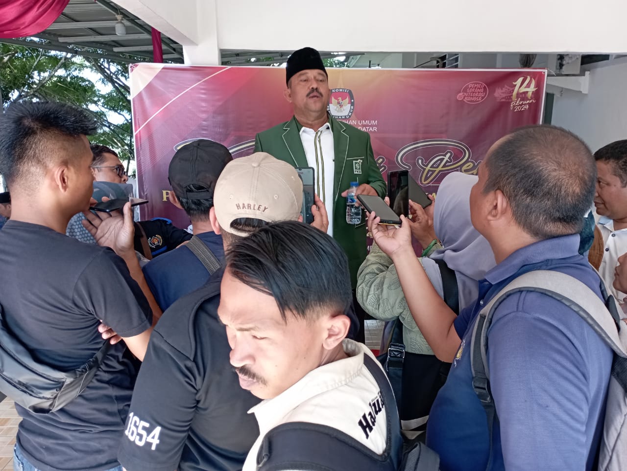 Ketua DPC PKB Tanahdatar Indra Gunalan saat menggelar konferensi pers di KPU Tanahdatar. 