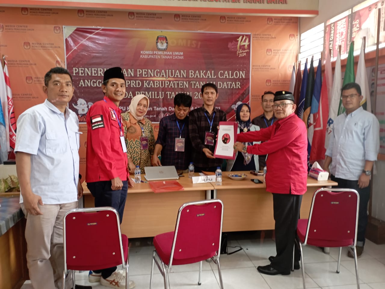 Ketua DPC PDI-P Afriman. Dt. Majo Indo serahkan berkas pendaftaran Bacaleg ke KPU Tanahdatar