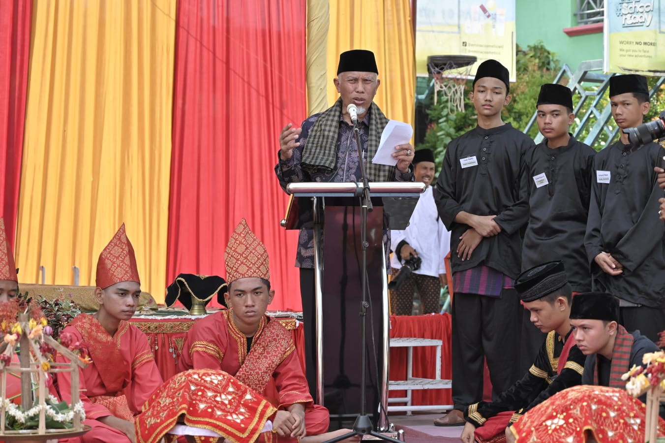 Gubernur Sumbar Mahyeldi saat menghadiri acara "Panen Karya" yang digelar SMAN 10 Padang, Sabtu (13/5/2023). Foto Adpsb.