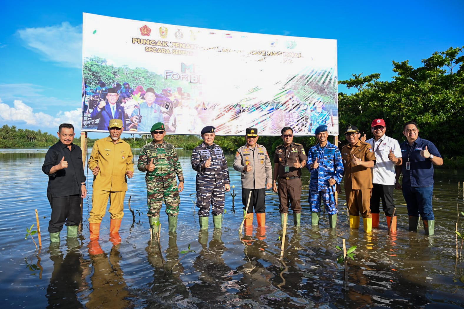 TNI bersama pemprov Sumbar melakukan penanaman mangrove di Pasir Jambak, Padang, Senin (15/5/2023). Foto Adpsb. 