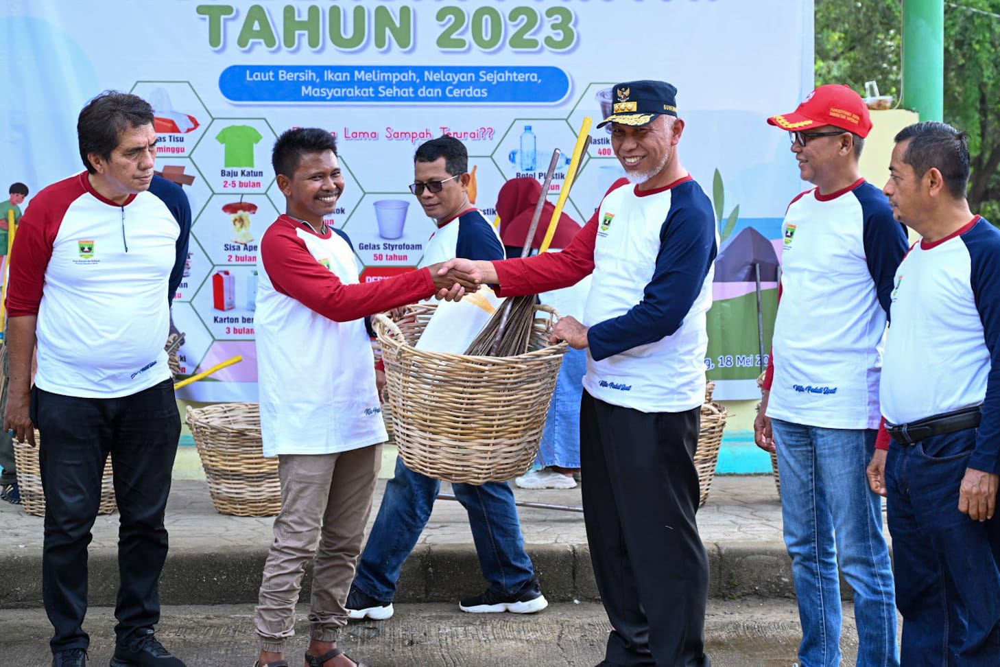 Aksi Bersih Pantai Tahun 2023 di kawasan Pantai Air Manis Padang yang mengusung tema "Laut Bersih, Ikan Melimpah, Nelayan Sejahtera, Masyarakat Sehat dan Cerdas", Kamis (18/5/2023).
