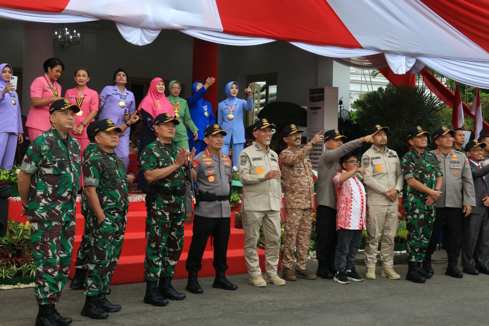 Panglima TNI, Kapolri bersama Gubernur Sumbar, dan sejumlah pejabat saat pembukaan Latsitarda Nusantara ke 47 tahun 2023, Jumat (19/5/2023) di Padang.