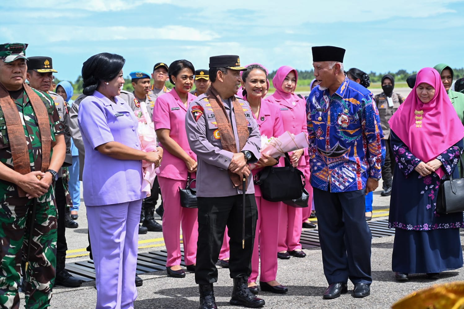Gubernur Sumatera Barat, Mahyeldi Ansharullah menyambut kedatangan rombongan Panglima TNI Laksamana TNI Yudo Margono, Jumat (19/5/2023).